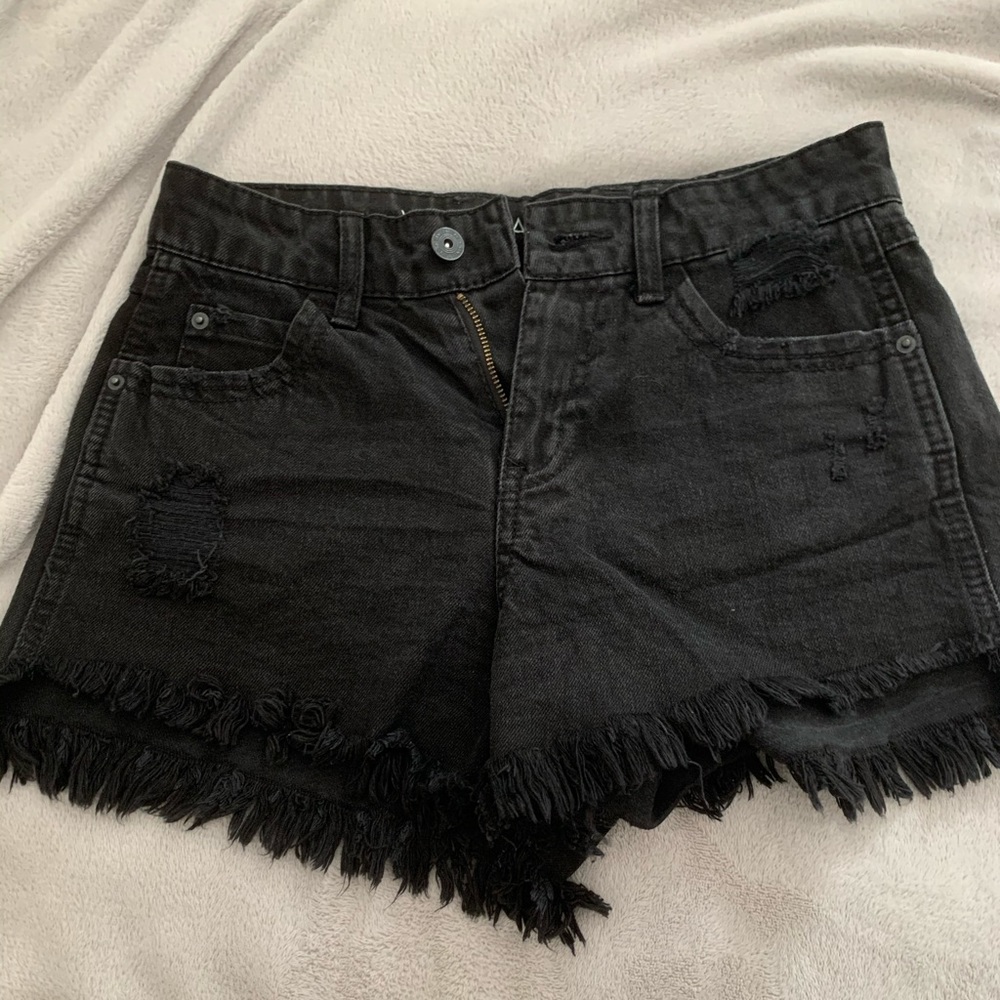 FRAYED JEAN SHORTS